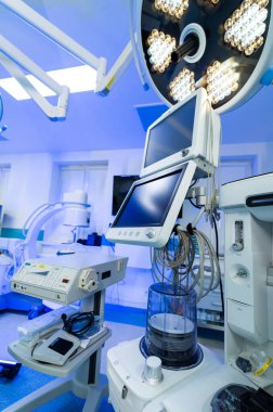 Modern sinir cerrahisi aletleri. Gelişmiş cerrahi aletler ve monitörler steril bir ameliyathanede nöroşirürji prosedürü için hazırdır..