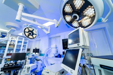 Nöroşirürji ya da kurulum. Gelişmiş nörocerrahi ameliyathane modern cerrahi ışıkları ve hasta bakımı için tıbbi ekipmanlarla donatılmış..