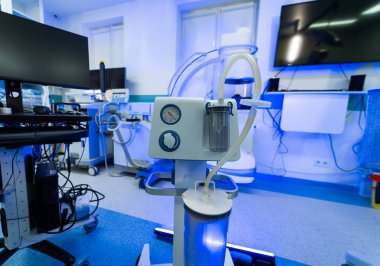 Yüksek teknoloji sinir cerrahisi aletleri. Yüksek teknolojili makineler bir sinir cerrahisi ameliyathanesinde cerrahi müdahaleye hazır..