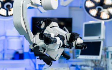 Yüksek teknoloji sinir cerrahisi aletleri. Nörolojik cerrahi işlemler için steril bir odada yüksek teknolojili bir mikroskop hazır..