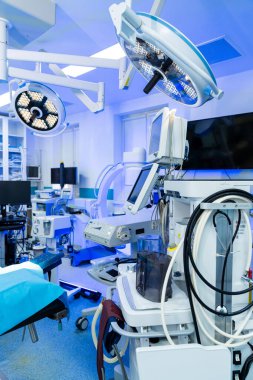 Nöroşirürji ya da kurulum. Bir beyin cerrahisi ya da hassas aletleri olan gelişmiş teknoloji ve ameliyata hazır olma durumu gösteren bir cerrahi..