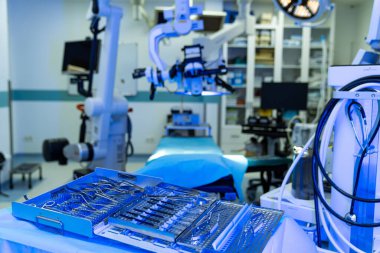 Nöroşirürji aletleri hazır. Cerrahi aletler bir hastanede nöroşirürji prosedürü için ameliyathanede ayarlandı ve hazır..