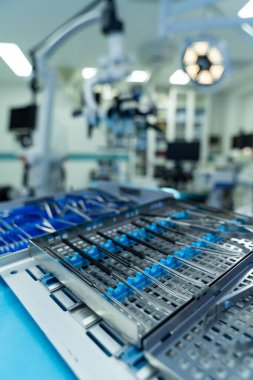 Nöroşirürji aletleri ameliyathanede. Cerrahi aletler bir tepside düzgün bir şekilde düzenlenir. Ameliyathanede nöroşirürji prosedüründe kullanılmaya hazırdırlar..