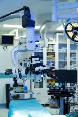 Yüksek teknoloji sinir cerrahisi aletleri. Ameliyathane ortamında karmaşık bir sinir cerrahisi prosedürü için yüksek teknolojili cerrahi aletler kurulmuştur..