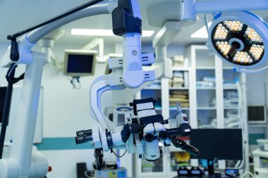 Modern nörocerrahi mikroskobu. Bir ameliyathanede hassas nöroşirürji için yerleştirilmiş yüksek teknolojili mikroskop gelişmiş cerrahi teknolojileri gösteriyor..