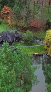 Turistlerin geri kalanı sonbahar ormanlarında. Güzel orman bölgesinde göleti olan dinlenme binası.