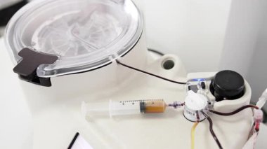 Santrifüjlü gelişmiş tıbbi makine kandan plazma üretiyor. Plazma konsantrasyonu prp terapisi için hazırlanıyor. Üst görünüm.