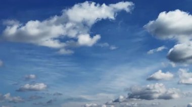 Cumulus ve stratus bulutları gökyüzünü kaplıyor. Atmosferde hareket eden gri bulutlar. Dikey video. Zaman Uygulaması.