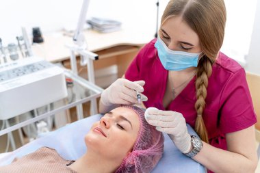 Kuaförde güzellik seansı. Güzellik uzmanı bir müşteriye cilt bakımı yapar. Modern bir kuaför salonunda rahatlama ve bakım sağlar..