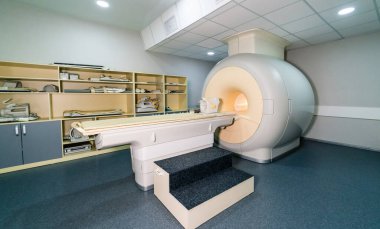 Muayene odasında MR. Modern bir MRI makinesi, iyi organize edilmiş bir tıbbi muayene odasında, hasta kullanımına hazır..