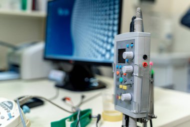 Klinik bir ortamda tıbbi ekipman. Rutin bir kontrol sırasında klinik ortamda bir bilgisayarın yanında tıbbi ekipmanların yakın görüntüsü..