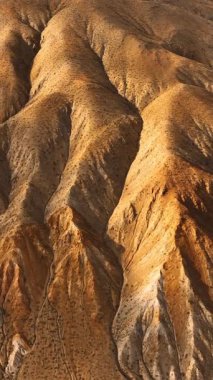 Üzerinde bitki yetişmeyen inanılmaz kaya oluşumları. Nevada, ABD 'deki dağlara yaklaşan insansız hava aracı. Dikey video