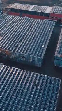 Çatıya güneş panelleri yerleştirildi. Sanayi binasının çatısına monte edilmiş pek çok güneş panelinin havadan görüntüsü