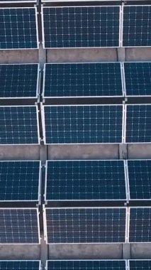 Çatıya monte edilmiş güneş enerjisi santrali. Çatıdaki fotovoltaik güç santralinin tepeden aşağı görüntüsü