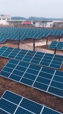 Sahaya güneş panelleri yerleştirildi. Güneş paneli çiftliği üzerinde hava görüntüsü