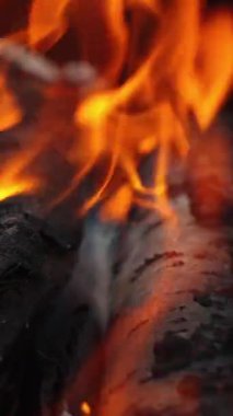 Parlayan odunlara yakın durun. Yanan odunların üzerine ateş dillerini yakın.