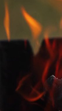 Şöminede yakacak odun. Barbekü için parlayan odunları kapatın.