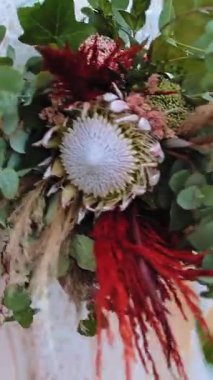 Düğün buketi gelin ellerinde. Gelinin elinde gelin buketi