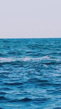 Deniz suyu dalgaları. Ufukta gökyüzü olan su manzarası
