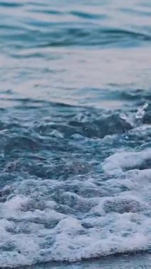 Deniz kumsalı arka planı. Kumlu sahilde yumuşak bir okyanus dalgası