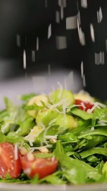 Mutfakta Aşçı Sebze Pişiriyor. Mutfakta sağlıklı yiyecekler olan bir masa.