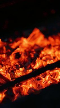 Mutfakta kömür yanıyor. Mutfak restoranının kömür manzarasını kapatın.