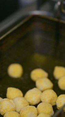 Mutfakta yemek pişirmek. Restoran mutfağında yemek hazırlamak ve pişirmek.