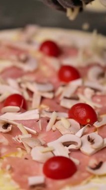 Restoranda pizza yapma süreci. Geleneksel İtalyan lokantası pizzası yapma süreci