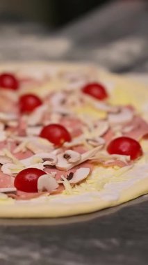 Şef pizza pişiriyor. Mutfaktaki restoran şefi geleneksel İtalyan pizzası pişiriyor.
