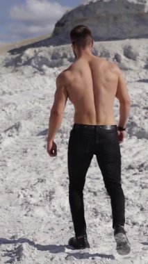 Yakışıklı, üstsüz, kaslı genç adam. Çıplak gövdeli kaslı, atletik bir adam.