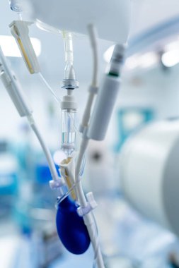 Hastanenin tıbbi malzeme detayları. Tıbbi ekipmanlar, temiz ve steril bir hastane ortamında ileri teknolojiyi gösteriyor. Hasta bakımına odaklanıyor..