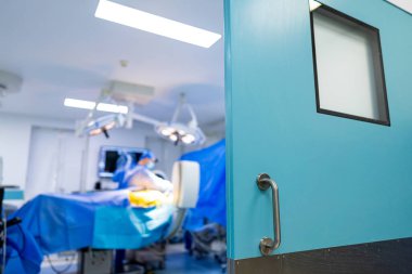 Hastanede ameliyathane hazırlığı. Cerrahlar ve tıbbi personel, gündüz saatlerinde modern bir ameliyathanede yapılacak ameliyata hazırlanıyorlar..