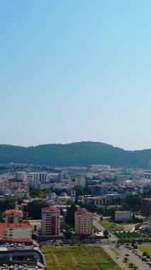Adriyatik Denizi kıyısındaki modern tatil beldesi. Şehir manzarası ve su manzarasının üstündeki insansız hava aracı görüntüleri. Barda, Karadağ 'da hava manzaralı bir yerde. Dikey video