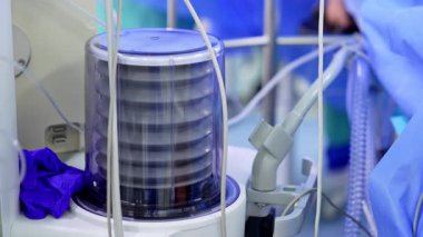 Akciğer havalandırma makinesi pompası. Modern tıbbi ekipmanlar ameliyathanede ya da resüsitasyon bölümünde çalışıyor. Kapat..