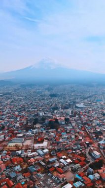 Şehrin düşük binalı mimarisi olan yoğun nüfuslu bölgesi. Fuji Dağı, Honshu, Japonya 'nın sisli manzarası. En üst perspektif Dikey video.
