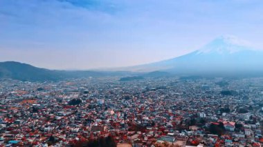 Tokyo, Japonya 'da yüksek nüfuslu şehir manzarası. Arkaplanda Fuji Dağı 'nı kar kapladı. Hava görünümü.
