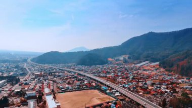 Uzun otoban yüksek nüfuslu bölgeden geçiyor. Fuji Dağı 'nın eteğindeki şehir manzarası, Honshu, Japonya. Hava görünümü.