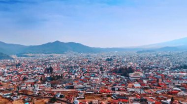 Güneşli bir günde Tokyo 'nun alçak katlı yoğun şehir manzarası. Japonya, Honshu 'daki Fuji Dağı' nın puslu manzarası. Hava görünümü.