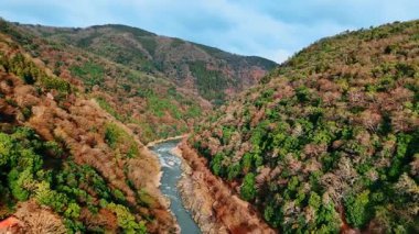 Ayaklarında dalgalı nehir olan resimli dağlar. Japonya, Kyoto 'nun göz kamaştırıcı kayalık manzaraları. Hava görünümü.