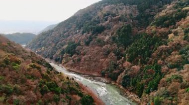 Güzel dağlarda Katsura 'nın sığ nehirleri. Güneşli bir günde Japonya 'nın Kyoto kentinin havadan görünüşü. Hava görünümü.