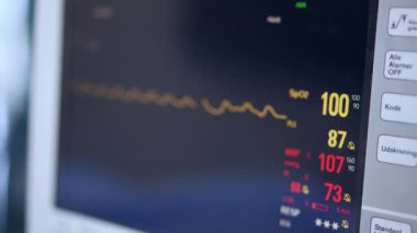 Akciğer ventilatöründen tek kıvrımlı bir hat geçiyor. Kapatın. Tıbbi ekipmanlar çalışıyor..