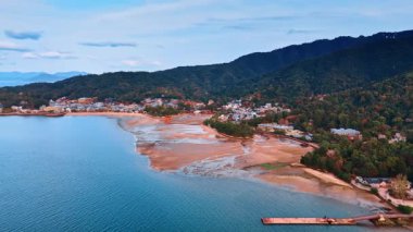 Japonya 'da İç Denizi' nin inanılmaz kıyıları Miyajima adasında. Havadan bakıldığında ünlü Itsukushima Tapınağı manzarası. Tekne masmavi suları geçer..