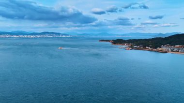 Sürat tekneleri Japonya 'da İç Denizi' nin görkemli mavi sularını geçer. İHA görüntüleri, deniz üzerindeki istiridye çiftliğinin manzarasını gözler önüne seriyor..