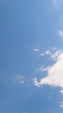 Güneş gök kubbesindeki sirrus bulutlarını aydınlatıyor. Büyük gri bulut belirir ve gökyüzünü kaplar. Düşük açı. Zaman ayarlı. Dikey video