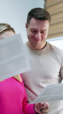 Kafkasyalı çift resimlere bakıyor. Müstakbel anne babalar gelecekteki ultrason taramalarını görecek. Dikey video