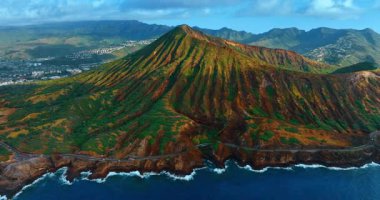 Hawaii, ABD 'deki Oahu Adası kıyısındaki volkanik kayanın çarpıcı görüntüsü. Nakliye aracı, su manzarası üzerinden otoyola doğru ilerliyor. Hava perspektifi.
