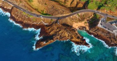Sinematik sahil şeridi boyunca arabalı bir yol. Hawaii, ABD 'deki Oahu Adası' nın sahil şeridini dolaş. Hava perspektifi.
