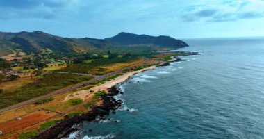 Pasifik Okyanusu kıyısındaki güzel resimli vadi. Arkaplanda dağlar. Oahu Adası Sahnesi, Hawaii, ABD.