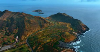 Kayalık manzaranın muhteşem bir manzarası. Hawaii, ABD 'deki Oahu Adası' nın güzel kıyılarına havadan bakış..