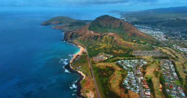 Hawaii adası Oahu 'daki Hawaii Kai yakınlarındaki çarpıcı Koko Krateri' ne bakın. Şehrin güzel manzarası ve sonsuz sakin bir su manzarası. Hava perspektifi.